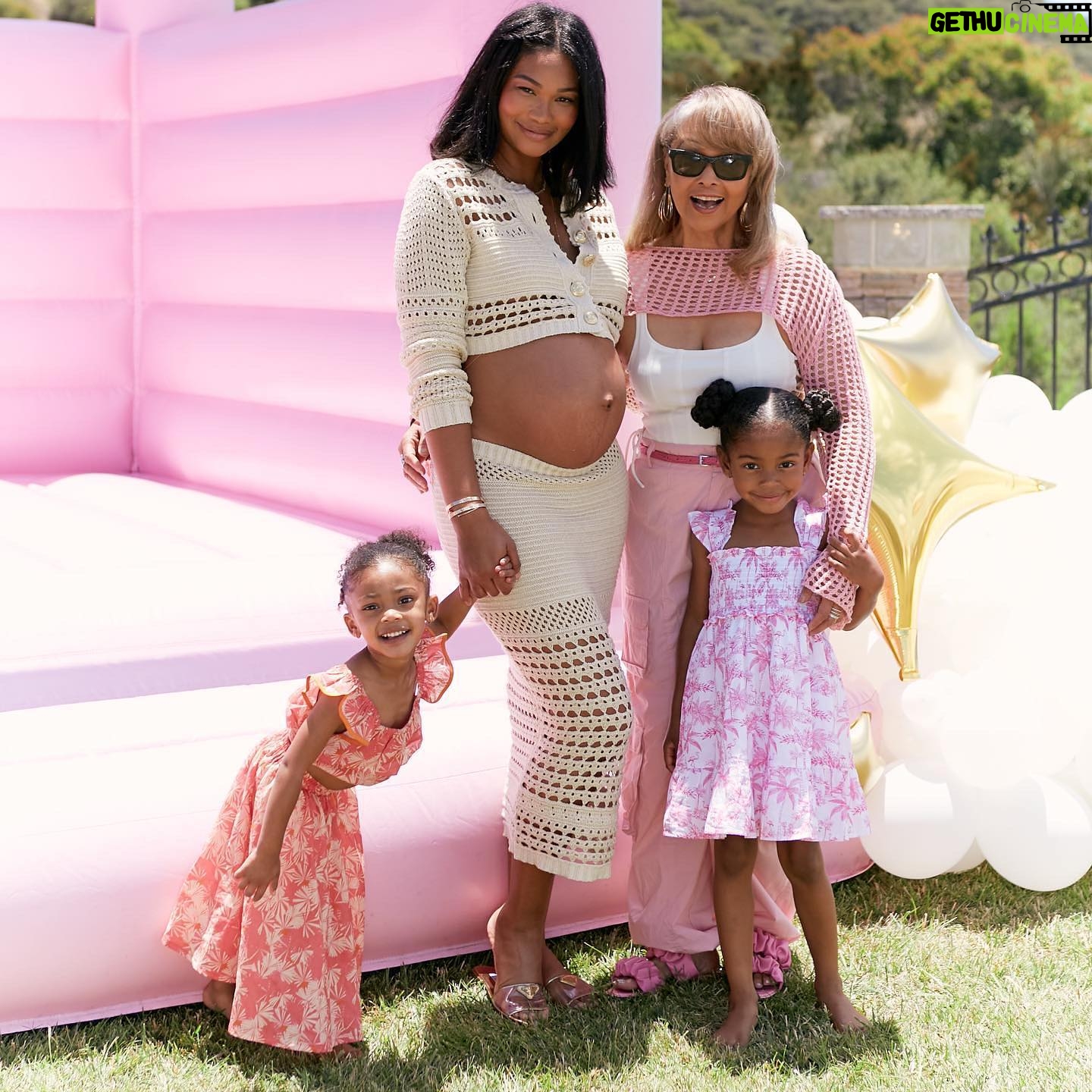 Chanel Iman Instagram - Blessed to have my mom, my girls and this village of women who keep me empowered on this motherhood journey 💪🏽🎀👑