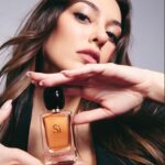Dilan Çiçek Deniz Instagram – Armani Sì ile tutku dolu bir yaz ♥️
@armanibeauty 

#Armanibeauty #ArmaniSi #Fragrance