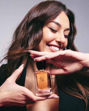 Dilan Çiçek Deniz Instagram - Armani Sì ile tutku dolu bir yaz ♥️
@armanibeauty 

#Armanibeauty #ArmaniSi #Fragrance