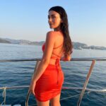 Özge Yağız Instagram - evcil arım ve ben🐝❤️