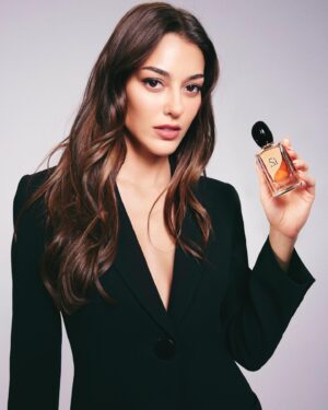 Dilan Çiçek Deniz Instagram - Armani Sì ile tutku dolu bir yaz ♥️
@armanibeauty 

#Armanibeauty #ArmaniSi #Fragrance