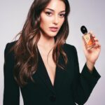 Dilan Çiçek Deniz Instagram - Armani Sì ile tutku dolu bir yaz ♥️
@armanibeauty 

#Armanibeauty #ArmaniSi #Fragrance
