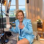 Elizabeth Banks Instagram - 🩵🩵

Styling: @erinwalshstyle 
Makeup: @fionastiles 
Hair: @marktownsend 
Jewelry: @jenniferfisherjewelry 
Blazer & short: @alexperryofficial