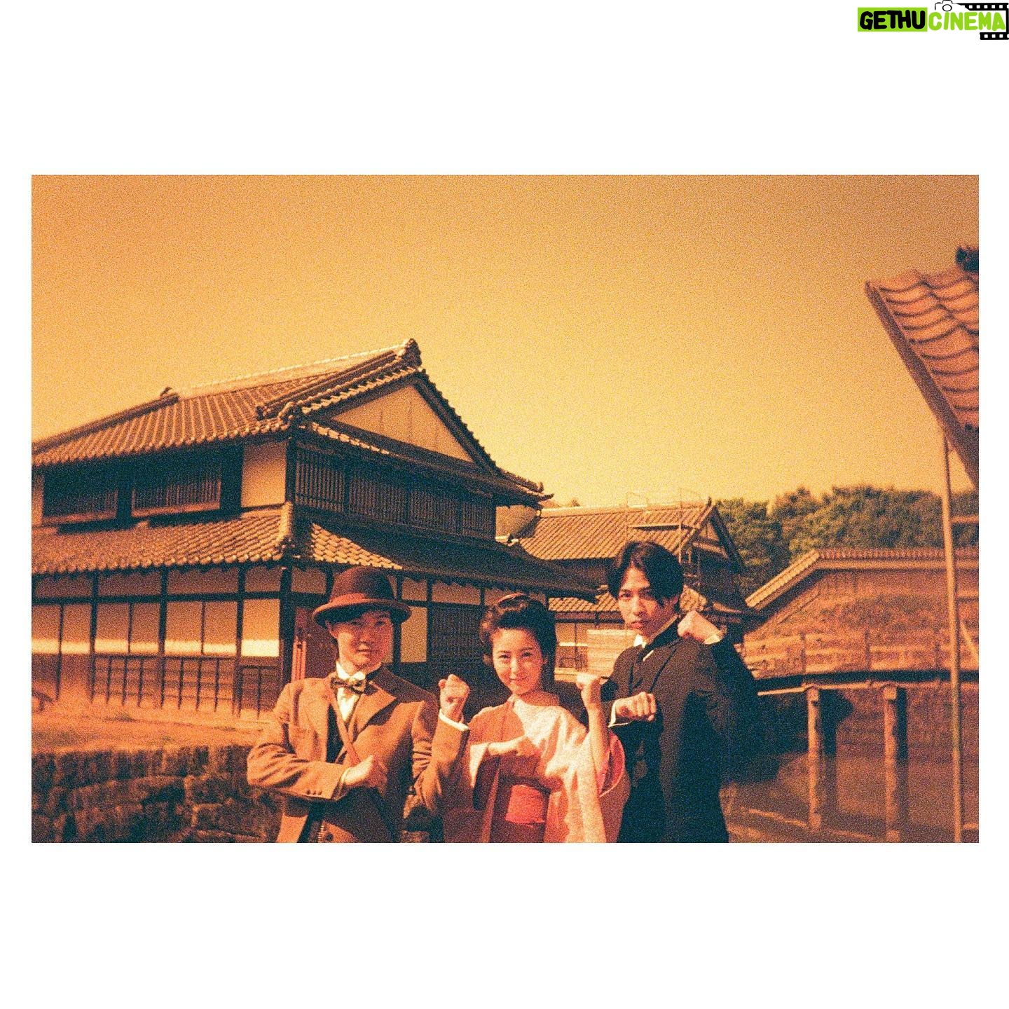 Minami Hamabe Instagram - 第13週『らんまん』
第1章最終回もありがとうございました🧒
無事に祝言をあげることができました!
お色直しまでさせていただいて…ありがたいことです🧒
タキさんの最期のシーンが眩しくて朝からぽろぽろしてしまいました
らんまんじゃあ
あっという間に折り返し!
放送されると時間が過ぎるのがはやいことはやいこと🧒
最後までお付き合いいただけますと嬉しいです🧒
5.6枚目は大好き市蔵さん🧒
小松利昌さんとご一緒させていただくのは2回目でして、いてくださるだけで心強く笑顔になれました🧒
槙野たちのちょこまかに、最後まで優しく付き合ってくださいました…ありがたいーーー…
最近の撮影はまたまた賑やかで、楽しい日々です🧒
外はとてつもなく暑いですからね!皆さんお身体お気をつけて!
ではまた来週の月曜の朝に会いましょう🧒🧒