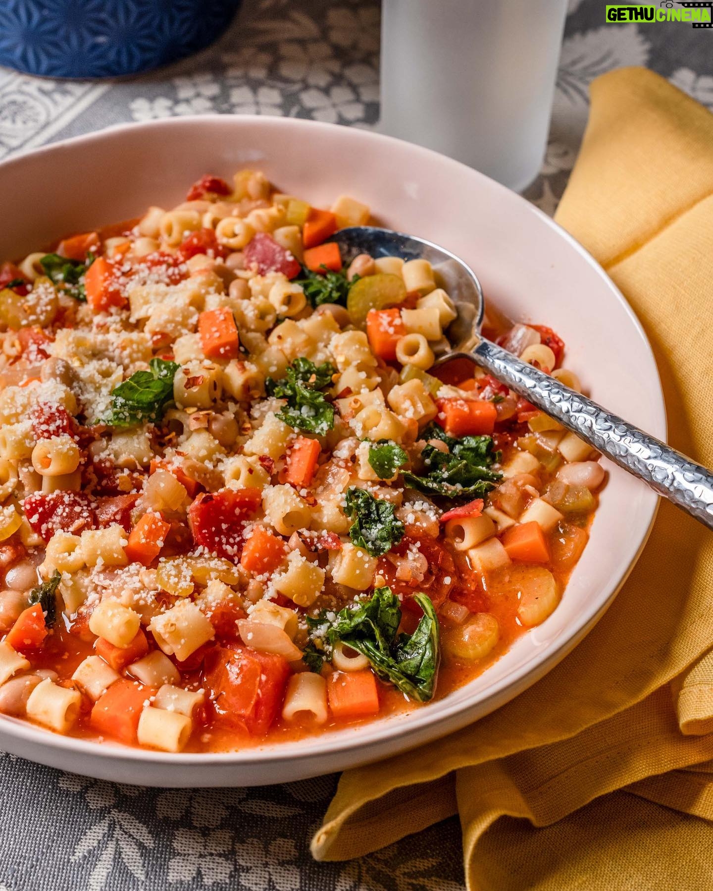 Ree Drummond Instagram - So excited!! 💃🕺 This one’s gonna be a delicious doozy, friends. “Dinner’s Ready” is available for preorder now, and the recipes are tremendously yummy (swipe through some sneak peeks), highly doable, definitely on the faster side…and guess what?! I time tested every single recipe with two different cooks (plus me!) so I could give you a very accurate idea of how long each one will take you. Let’s normalize wanting to freaking get dinner ready and get out of the kitchen as fast as possible. 😂😂😂 That’s where I am these days, and the result is a cookbook filled with darn delicious food you can cook for dinner any night you need an idea. The link to preorder is in my profile. Can’t wait to share it with ya!