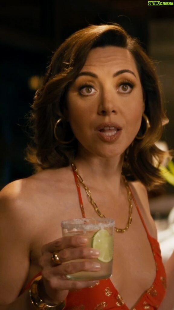 Aubrey Plaza Instagram - at my house, we’re only serving The Original Margarita made #MargaRight with @Cointreau_US 🍊 Learn from friends like Bruce and choose your plus-one carefully 😉