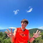 Riisa Naka Instagram - happy birthday 35🎂🦊🌺🫶🏻♨️✨🍒🍕👦🏻

1.最近なすちゃんから教えてもらった自撮りの仕方を教えてるやつ
2.トカゲくんに笑ってって言ってるやつ
3.連写してやっと笑ってくれた奇跡のツーショのやつ
4.そんなに暑くないのに腕まくりしちゃってちょいダサになったうえに手で自然と35歳の3と5✋しちゃっててさらにダサさに加速かかってるやつ
5.袖まくりに気づいて下ろしたけど3と5の✋は継続しちゃってるやつ
6.ジュノンボーイグランプリのカレンダー‼️って急に言われて写真撮られ待ちしてて撮らされたやつ
7.誕生日で温泉宿に泊まってて朝起きて山バックにバルコニーで台本読んでスカしてる風だけど髪がヤバすぎてそっちにしか目がいかないやつ
8.台本読んでるのか寝てるのかわからないくらい目があいてないやつ

35歳も楽しく生きようぜ🦊🔥❤️
@akiyoshi0630nakao