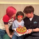 Riisa Naka Instagram - happy birthday 35🎂🦊🌺🫶🏻♨️✨🍒🍕👦🏻

1.最近なすちゃんから教えてもらった自撮りの仕方を教えてるやつ
2.トカゲくんに笑ってって言ってるやつ
3.連写してやっと笑ってくれた奇跡のツーショのやつ
4.そんなに暑くないのに腕まくりしちゃってちょいダサになったうえに手で自然と35歳の3と5✋しちゃっててさらにダサさに加速かかってるやつ
5.袖まくりに気づいて下ろしたけど3と5の✋は継続しちゃってるやつ
6.ジュノンボーイグランプリのカレンダー‼️って急に言われて写真撮られ待ちしてて撮らされたやつ
7.誕生日で温泉宿に泊まってて朝起きて山バックにバルコニーで台本読んでスカしてる風だけど髪がヤバすぎてそっちにしか目がいかないやつ
8.台本読んでるのか寝てるのかわからないくらい目があいてないやつ

35歳も楽しく生きようぜ🦊🔥❤️
@akiyoshi0630nakao