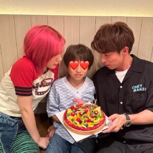 Riisa Naka Instagram - happy birthday 35🎂🦊🌺🫶🏻♨️✨🍒🍕👦🏻

1.最近なすちゃんから教えてもらった自撮りの仕方を教えてるやつ
2.トカゲくんに笑ってって言ってるやつ
3.連写してやっと笑ってくれた奇跡のツーショのやつ
4.そんなに暑くないのに腕まくりしちゃってちょいダサになったうえに手で自然と35歳の3と5✋しちゃっててさらにダサさに加速かかってるやつ
5.袖まくりに気づいて下ろしたけど3と5の✋は継続しちゃってるやつ
6.ジュノンボーイグランプリのカレンダー‼️って急に言われて写真撮られ待ちしてて撮らされたやつ
7.誕生日で温泉宿に泊まってて朝起きて山バックにバルコニーで台本読んでスカしてる風だけど髪がヤバすぎてそっちにしか目がいかないやつ
8.台本読んでるのか寝てるのかわからないくらい目があいてないやつ

35歳も楽しく生きようぜ🦊🔥❤️
@akiyoshi0630nakao