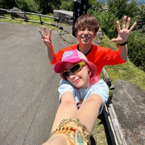 Riisa Naka Instagram - happy birthday 35🎂🦊🌺🫶🏻♨️✨🍒🍕👦🏻

1.最近なすちゃんから教えてもらった自撮りの仕方を教えてるやつ
2.トカゲくんに笑ってって言ってるやつ
3.連写してやっと笑ってくれた奇跡のツーショのやつ
4.そんなに暑くないのに腕まくりしちゃってちょいダサになったうえに手で自然と35歳の3と5✋しちゃっててさらにダサさに加速かかってるやつ
5.袖まくりに気づいて下ろしたけど3と5の✋は継続しちゃってるやつ
6.ジュノンボーイグランプリのカレンダー‼️って急に言われて写真撮られ待ちしてて撮らされたやつ
7.誕生日で温泉宿に泊まってて朝起きて山バックにバルコニーで台本読んでスカしてる風だけど髪がヤバすぎてそっちにしか目がいかないやつ
8.台本読んでるのか寝てるのかわからないくらい目があいてないやつ

35歳も楽しく生きようぜ🦊🔥❤️
@akiyoshi0630nakao