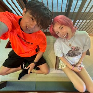 Riisa Naka Instagram - happy birthday 35🎂🦊🌺🫶🏻♨️✨🍒🍕👦🏻

1.最近なすちゃんから教えてもらった自撮りの仕方を教えてるやつ
2.トカゲくんに笑ってって言ってるやつ
3.連写してやっと笑ってくれた奇跡のツーショのやつ
4.そんなに暑くないのに腕まくりしちゃってちょいダサになったうえに手で自然と35歳の3と5✋しちゃっててさらにダサさに加速かかってるやつ
5.袖まくりに気づいて下ろしたけど3と5の✋は継続しちゃってるやつ
6.ジュノンボーイグランプリのカレンダー‼️って急に言われて写真撮られ待ちしてて撮らされたやつ
7.誕生日で温泉宿に泊まってて朝起きて山バックにバルコニーで台本読んでスカしてる風だけど髪がヤバすぎてそっちにしか目がいかないやつ
8.台本読んでるのか寝てるのかわからないくらい目があいてないやつ

35歳も楽しく生きようぜ🦊🔥❤️
@akiyoshi0630nakao