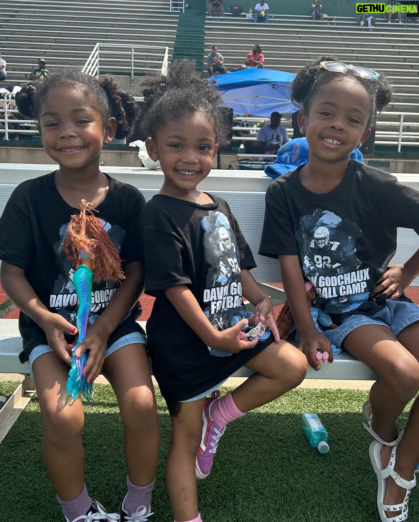 Chanel Iman Instagram - A Day of giving is always a great day🙏🏽 So proud to be apart of the @chauxdownfoundation @chauxdown Back to school give away , Football Camps and so much more 🙌🏾 The Link in my bio for you to be apart of it to ❤️ 📍Plaquemine , Louisana 🏈