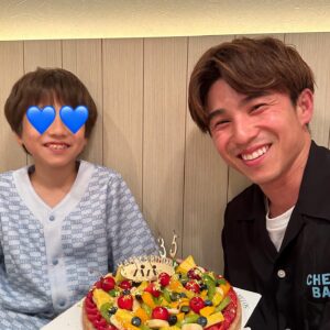 Riisa Naka Instagram - happy birthday 35🎂🦊🌺🫶🏻♨️✨🍒🍕👦🏻

1.最近なすちゃんから教えてもらった自撮りの仕方を教えてるやつ
2.トカゲくんに笑ってって言ってるやつ
3.連写してやっと笑ってくれた奇跡のツーショのやつ
4.そんなに暑くないのに腕まくりしちゃってちょいダサになったうえに手で自然と35歳の3と5✋しちゃっててさらにダサさに加速かかってるやつ
5.袖まくりに気づいて下ろしたけど3と5の✋は継続しちゃってるやつ
6.ジュノンボーイグランプリのカレンダー‼️って急に言われて写真撮られ待ちしてて撮らされたやつ
7.誕生日で温泉宿に泊まってて朝起きて山バックにバルコニーで台本読んでスカしてる風だけど髪がヤバすぎてそっちにしか目がいかないやつ
8.台本読んでるのか寝てるのかわからないくらい目があいてないやつ

35歳も楽しく生きようぜ🦊🔥❤️
@akiyoshi0630nakao