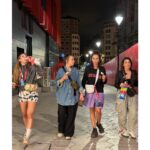 Claudia Salas Instagram - Llevo en el norte tres días en mitad de una montaña rodeada de música en directo y amigos: el plan. Planazo.

Nos ha llovido, ha salido el sol, hemos bailado, me he reído (posiblemente) más de lo que me he reído en lo que va de año.

Lasai (calma); basoa (bosque). Tal cual.
>100beatsxmin.

El sistema de sonido del bbk es otra película.
La energía que hay en el bbk es otra película.
Lo feliz que hemos sido en el bbk es otra película.

Gracias @beefeatergin_es por regalarnos una de las experiencias del año sin duda.
Disfruta de un consumo responsable. 40°

#beefeatergin 
#ad