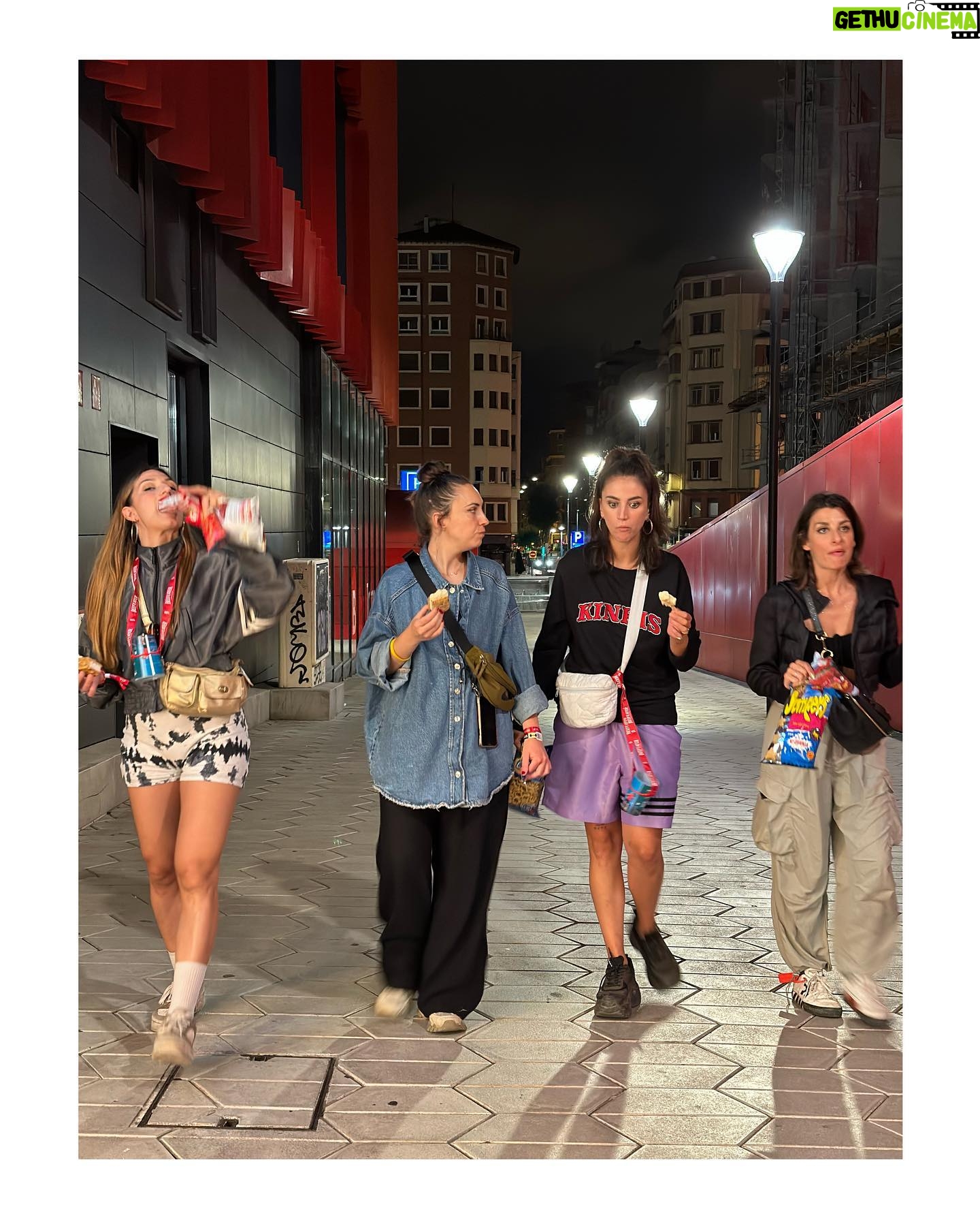Claudia Salas Instagram - Llevo en el norte tres días en mitad de una montaña rodeada de música en directo y amigos: el plan. Planazo.
Nos ha llovido, ha salido el sol, hemos bailado, me he reído (posiblemente) más de lo que me he reído en lo que va de año.
Lasai (calma); basoa (bosque). Tal cual.
>100beatsxmin.
El sistema de sonido del bbk es otra película.
La energía que hay en el bbk es otra película.
Lo feliz que hemos sido en el bbk es otra película.
Gracias @beefeatergin_es por regalarnos una de las experiencias del año sin duda.
Disfruta de un consumo responsable. 40°
#beefeatergin
#ad