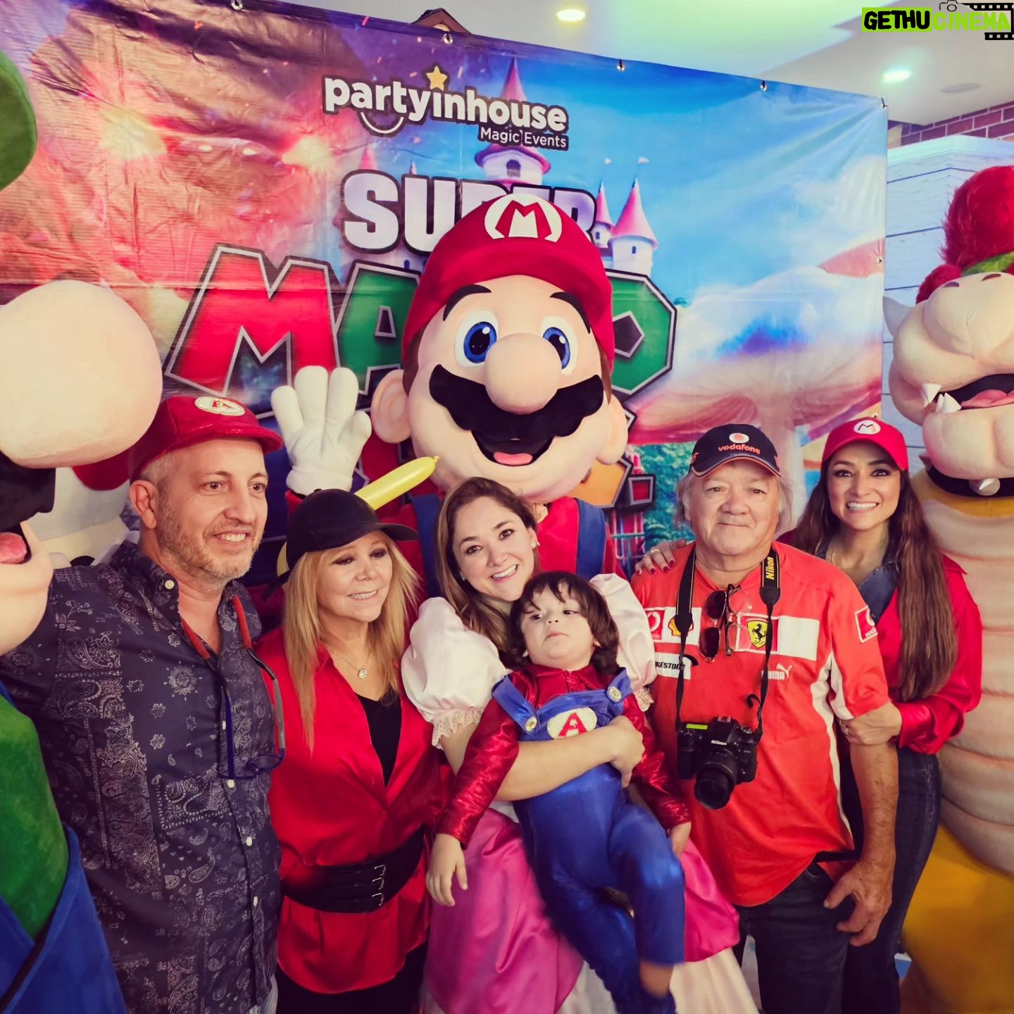 Sherlyn - 21.5K Likes - No somos muchos pero esta pequeña familia tiene amor para encender galaxias enteras! Siempre @andrenuestrobebe estamos amándote con todo el corazón