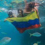Scarlet Ortiz Instagram - Bonito 5 de julio #independenciadevenezuela #losbürkleortiz @yulburkle @barbarabrianaburkle desde uno de los lugares más mas hermosos de mi país 🇻🇪 #losroquesvenezuela gracias por esta bella experiencia @snorkellosroques 🙌🏻👏🏻🤿
