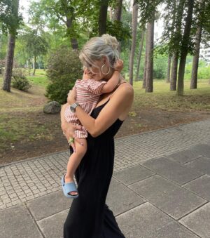 Lena Gercke Instagram - My Birthday babes🤍🤍🤍🤍🤍 meine zwei Krebse, was für unfassbare, verrückte 3 Jahre hinter uns liegen, ich bin so stolz auf euch ☀️🤍 ich möchte keinen Tag mehr ohne euch sein🫶