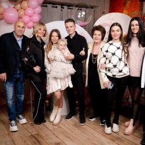 Valeriya Instagram - Дорога жизни длинная и витиеватая, все вокруг нестабильно, и только семья  даёт ощущение надёжности, только любовь близких способна помочь преодолеть любые сложности. С праздником всех приверженцев семейных ценностей! С Днем семьи, любви и верности! ♥️🌞🌳🌹#деньсемьилюбвииверности