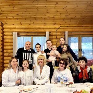 Valeriya Instagram - Дорога жизни длинная и витиеватая, все вокруг нестабильно, и только семья  даёт ощущение надёжности, только любовь близких способна помочь преодолеть любые сложности. С праздником всех приверженцев семейных ценностей! С Днем семьи, любви и верности! ♥️🌞🌳🌹#деньсемьилюбвииверности