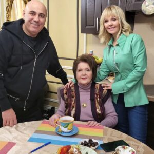 Valeriya Instagram - Дорога жизни длинная и витиеватая, все вокруг нестабильно, и только семья  даёт ощущение надёжности, только любовь близких способна помочь преодолеть любые сложности. С праздником всех приверженцев семейных ценностей! С Днем семьи, любви и верности! ♥️🌞🌳🌹#деньсемьилюбвииверности