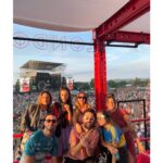 Claudia Salas Instagram - Llevo en el norte tres días en mitad de una montaña rodeada de música en directo y amigos: el plan. Planazo.

Nos ha llovido, ha salido el sol, hemos bailado, me he reído (posiblemente) más de lo que me he reído en lo que va de año.

Lasai (calma); basoa (bosque). Tal cual.
>100beatsxmin.

El sistema de sonido del bbk es otra película.
La energía que hay en el bbk es otra película.
Lo feliz que hemos sido en el bbk es otra película.

Gracias @beefeatergin_es por regalarnos una de las experiencias del año sin duda.
Disfruta de un consumo responsable. 40°

#beefeatergin 
#ad