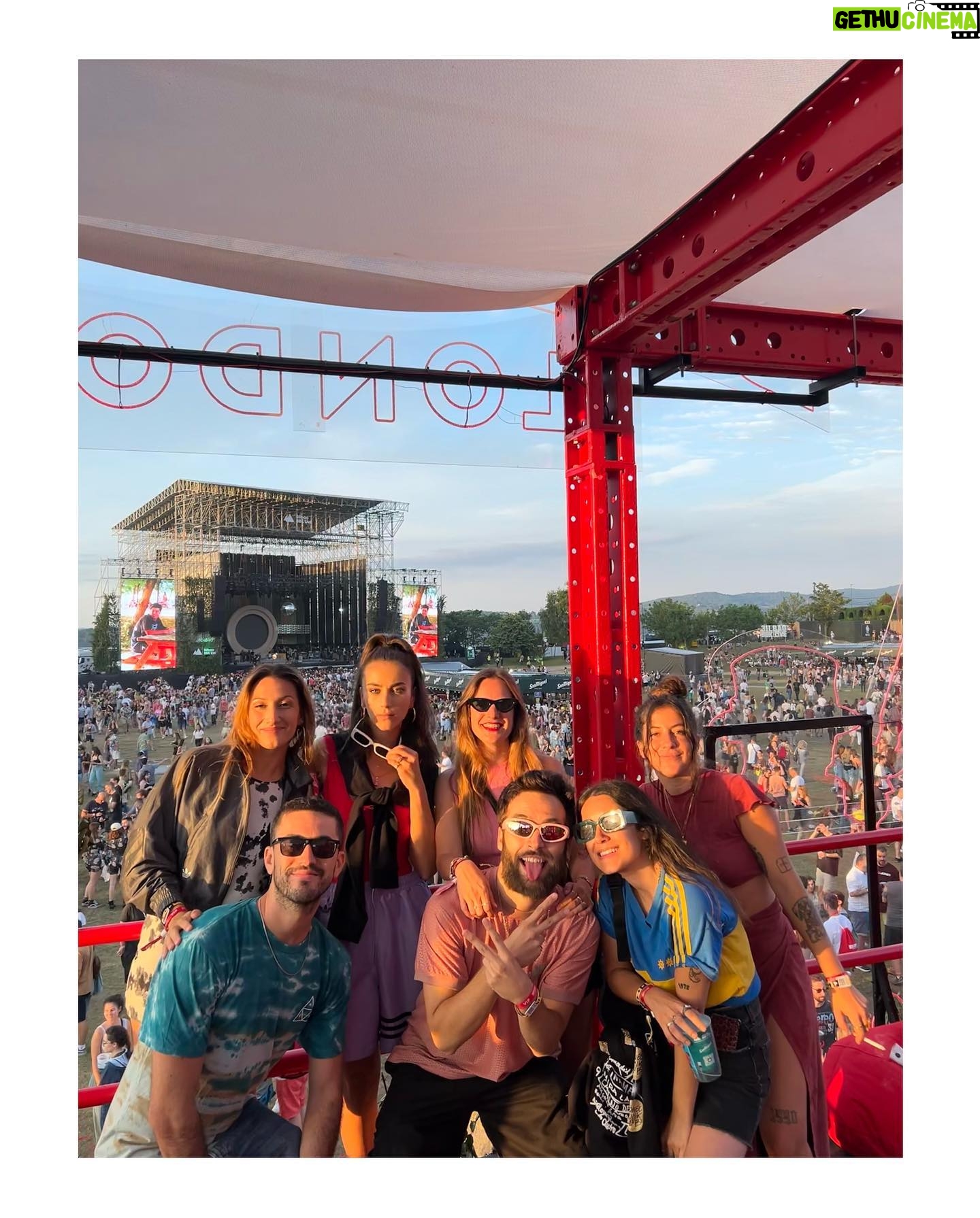 Claudia Salas Instagram - Llevo en el norte tres días en mitad de una montaña rodeada de música en directo y amigos: el plan. Planazo.
Nos ha llovido, ha salido el sol, hemos bailado, me he reído (posiblemente) más de lo que me he reído en lo que va de año.
Lasai (calma); basoa (bosque). Tal cual.
>100beatsxmin.
El sistema de sonido del bbk es otra película.
La energía que hay en el bbk es otra película.
Lo feliz que hemos sido en el bbk es otra película.
Gracias @beefeatergin_es por regalarnos una de las experiencias del año sin duda.
Disfruta de un consumo responsable. 40°
#beefeatergin
#ad