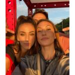 Claudia Salas Instagram - Llevo en el norte tres días en mitad de una montaña rodeada de música en directo y amigos: el plan. Planazo.

Nos ha llovido, ha salido el sol, hemos bailado, me he reído (posiblemente) más de lo que me he reído en lo que va de año.

Lasai (calma); basoa (bosque). Tal cual.
>100beatsxmin.

El sistema de sonido del bbk es otra película.
La energía que hay en el bbk es otra película.
Lo feliz que hemos sido en el bbk es otra película.

Gracias @beefeatergin_es por regalarnos una de las experiencias del año sin duda.
Disfruta de un consumo responsable. 40°

#beefeatergin 
#ad