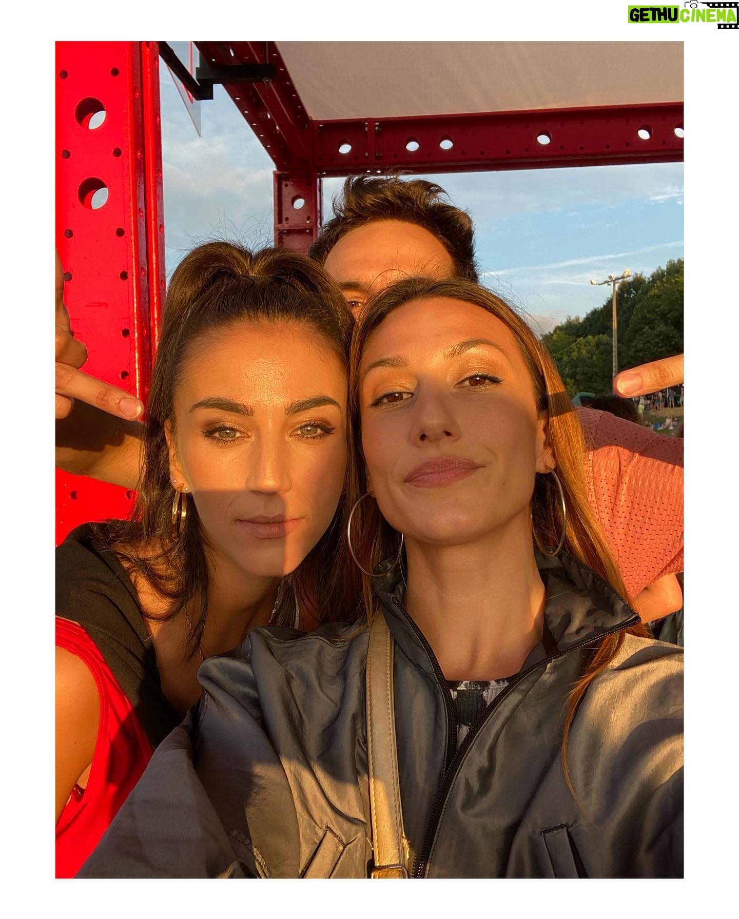 Claudia Salas Instagram - Llevo en el norte tres días en mitad de una montaña rodeada de música en directo y amigos: el plan. Planazo.
Nos ha llovido, ha salido el sol, hemos bailado, me he reído (posiblemente) más de lo que me he reído en lo que va de año.
Lasai (calma); basoa (bosque). Tal cual.
>100beatsxmin.
El sistema de sonido del bbk es otra película.
La energía que hay en el bbk es otra película.
Lo feliz que hemos sido en el bbk es otra película.
Gracias @beefeatergin_es por regalarnos una de las experiencias del año sin duda.
Disfruta de un consumo responsable. 40°
#beefeatergin
#ad