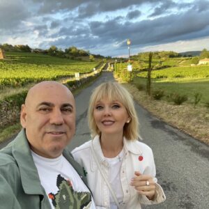Valeriya Instagram - Дорога жизни длинная и витиеватая, все вокруг нестабильно, и только семья  даёт ощущение надёжности, только любовь близких способна помочь преодолеть любые сложности. С праздником всех приверженцев семейных ценностей! С Днем семьи, любви и верности! ♥️🌞🌳🌹#деньсемьилюбвииверности