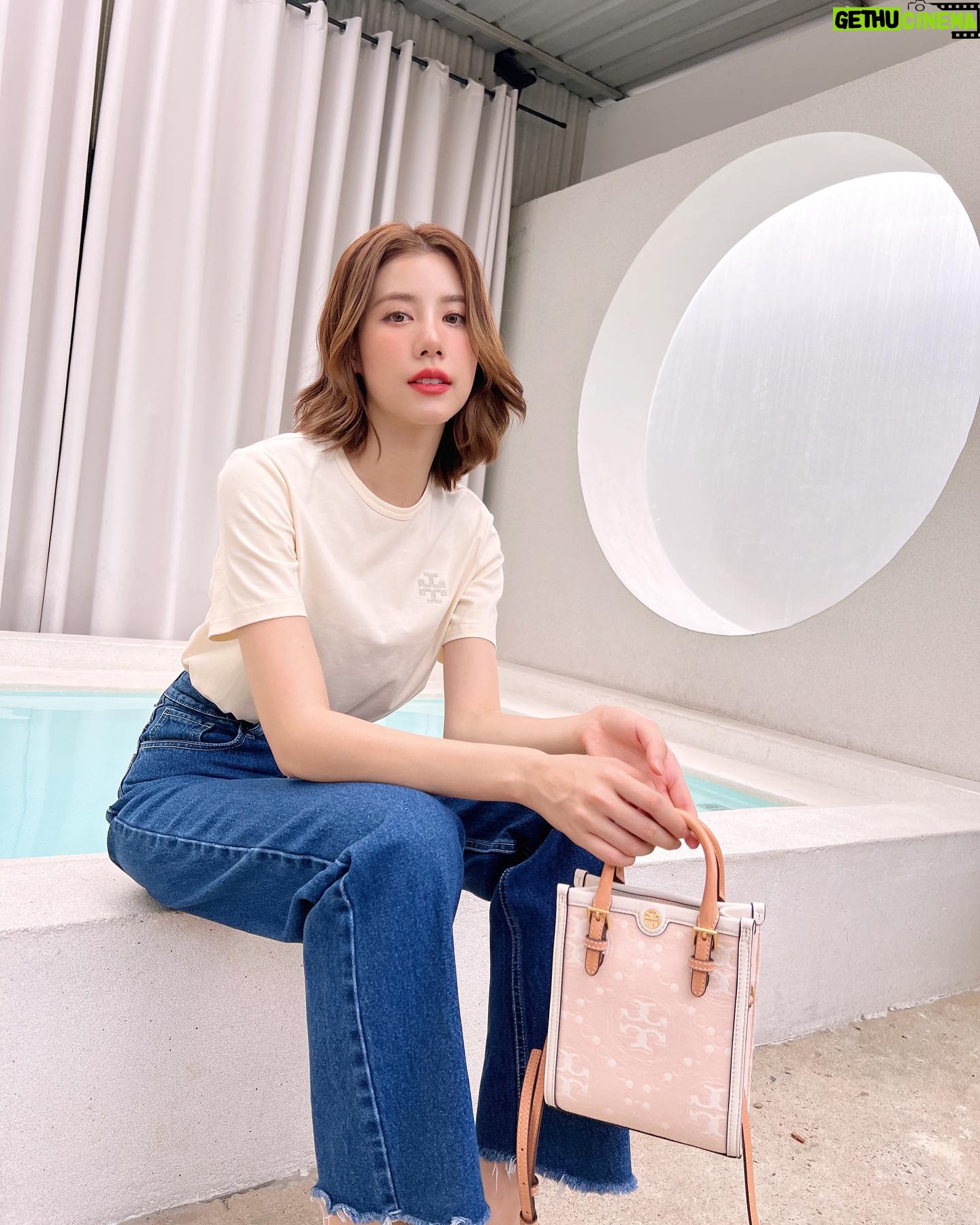 Esther Supreeleela Instagram - T monogram in pastel pink for the summer! Limited stock only🩷
#ToryBurchThailand#ToryBurchPrefall23
