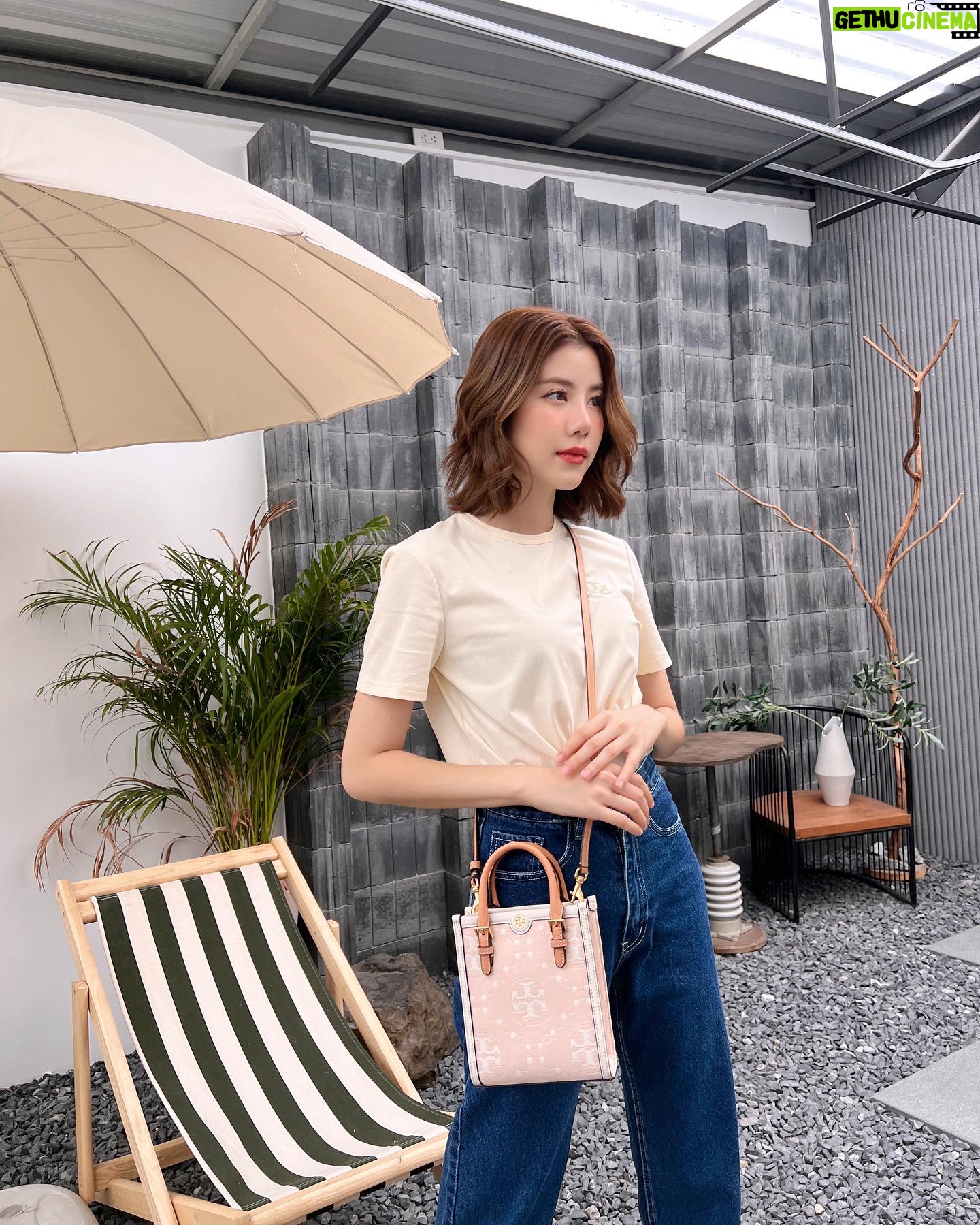 Esther Supreeleela Instagram - T monogram in pastel pink for the summer! Limited stock only🩷
#ToryBurchThailand#ToryBurchPrefall23