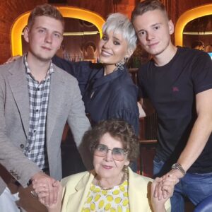 Valeriya Instagram - Дорога жизни длинная и витиеватая, все вокруг нестабильно, и только семья  даёт ощущение надёжности, только любовь близких способна помочь преодолеть любые сложности. С праздником всех приверженцев семейных ценностей! С Днем семьи, любви и верности! ♥️🌞🌳🌹#деньсемьилюбвииверности