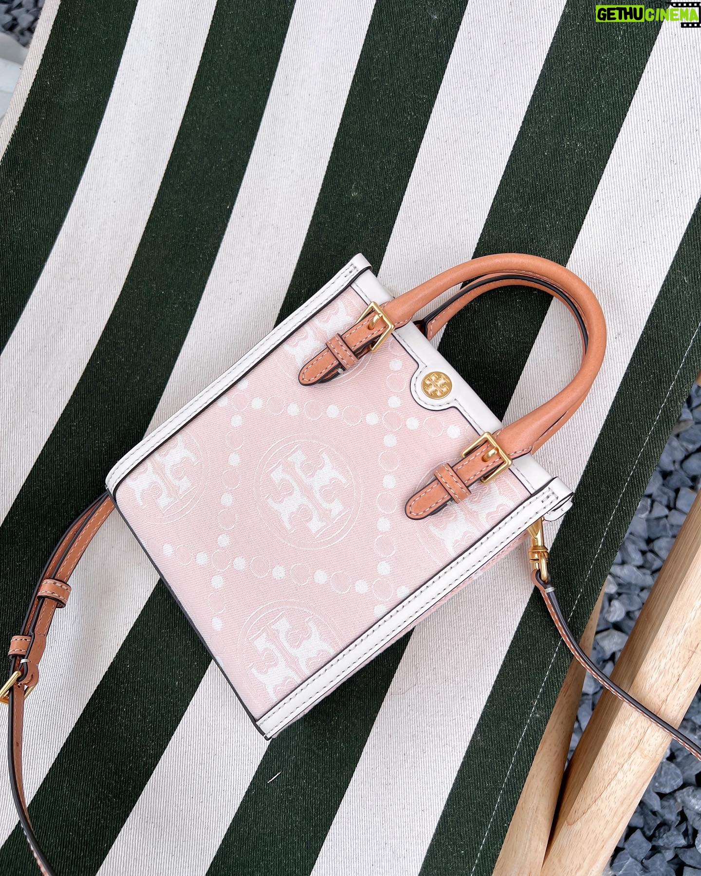 Esther Supreeleela Instagram - T monogram in pastel pink for the summer! Limited stock only🩷
#ToryBurchThailand#ToryBurchPrefall23