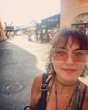 Şevval Sam Instagram - Gezdim tozdum aman aman…😎🎵👍🏼🤩💕 #rockıseveriz #amanaman
