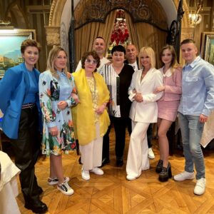 Valeriya Instagram - Дорога жизни длинная и витиеватая, все вокруг нестабильно, и только семья  даёт ощущение надёжности, только любовь близких способна помочь преодолеть любые сложности. С праздником всех приверженцев семейных ценностей! С Днем семьи, любви и верности! ♥️🌞🌳🌹#деньсемьилюбвииверности