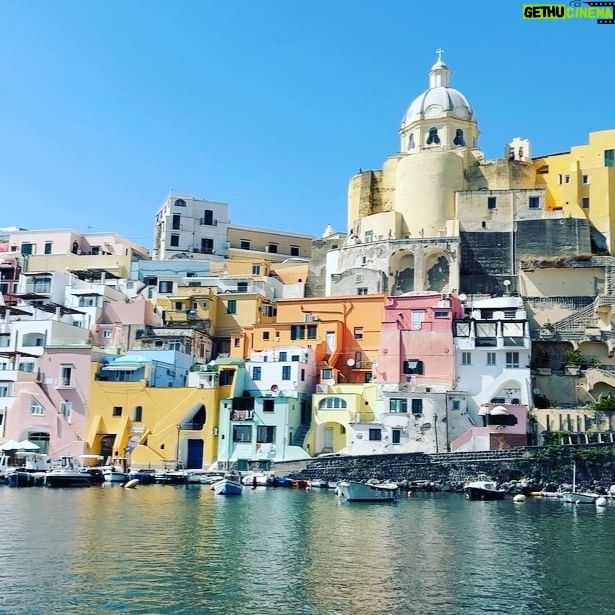 Elizabeth Banks Instagram - What a special spot #procidaisland🍋 The lemon sorbetto w basil and mint broke my taste buds. 🇮🇹