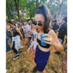Claudia Salas Instagram - Llevo en el norte tres días en mitad de una montaña rodeada de música en directo y amigos: el plan. Planazo.

Nos ha llovido, ha salido el sol, hemos bailado, me he reído (posiblemente) más de lo que me he reído en lo que va de año.

Lasai (calma); basoa (bosque). Tal cual.
>100beatsxmin.

El sistema de sonido del bbk es otra película.
La energía que hay en el bbk es otra película.
Lo feliz que hemos sido en el bbk es otra película.

Gracias @beefeatergin_es por regalarnos una de las experiencias del año sin duda.
Disfruta de un consumo responsable. 40°

#beefeatergin 
#ad