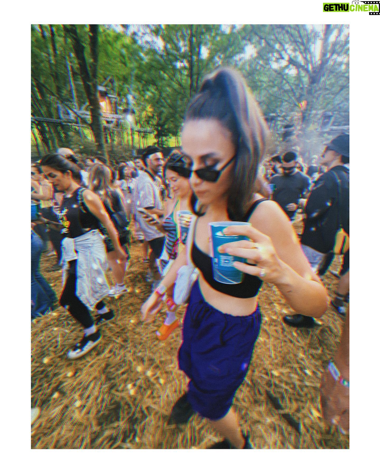 Claudia Salas Instagram - Llevo en el norte tres días en mitad de una montaña rodeada de música en directo y amigos: el plan. Planazo.
Nos ha llovido, ha salido el sol, hemos bailado, me he reído (posiblemente) más de lo que me he reído en lo que va de año.
Lasai (calma); basoa (bosque). Tal cual.
>100beatsxmin.
El sistema de sonido del bbk es otra película.
La energía que hay en el bbk es otra película.
Lo feliz que hemos sido en el bbk es otra película.
Gracias @beefeatergin_es por regalarnos una de las experiencias del año sin duda.
Disfruta de un consumo responsable. 40°
#beefeatergin
#ad