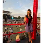 Claudia Salas Instagram - Llevo en el norte tres días en mitad de una montaña rodeada de música en directo y amigos: el plan. Planazo.

Nos ha llovido, ha salido el sol, hemos bailado, me he reído (posiblemente) más de lo que me he reído en lo que va de año.

Lasai (calma); basoa (bosque). Tal cual.
>100beatsxmin.

El sistema de sonido del bbk es otra película.
La energía que hay en el bbk es otra película.
Lo feliz que hemos sido en el bbk es otra película.

Gracias @beefeatergin_es por regalarnos una de las experiencias del año sin duda.
Disfruta de un consumo responsable. 40°

#beefeatergin 
#ad