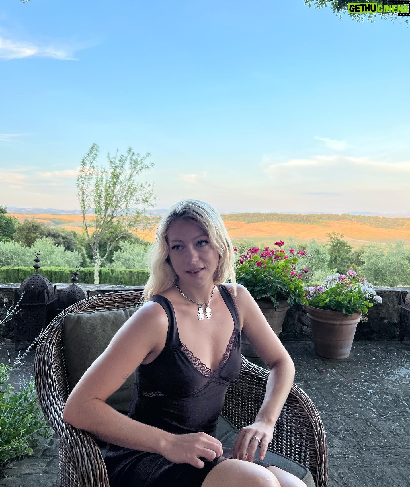 Poppy Delevingne Instagram - Most magical time in Tuscany with @reformation & a few faves… 🇮🇹🍝
TAKE. US. BACK.