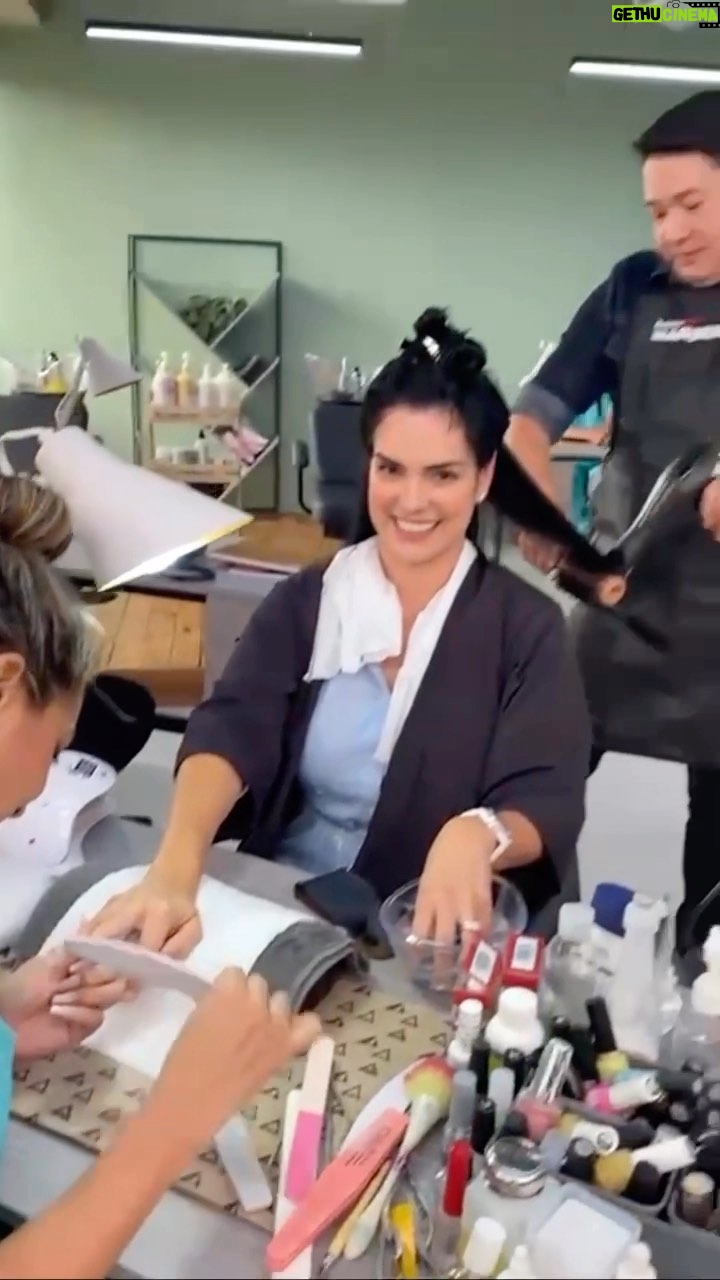 Scarlet Ortiz Instagram - Graciasssss @newfacemedicalyspa 🙌🏻👏🏻 por dejarme como nueva 🥰 como dicen por ahí me hicieron latonería y pintura 😂 Son un éxito, atendiendo por profesionales y tienen también tratamientos faciales y corporales! Están ubicados en Santa Paula, tienen estacionamiento 🙌🏻 al final de video puedes ver todos los tratamientos 👏🏻👏🏻👏🏻👏🏻 #manicura #pedicura #manosypies #tinte #tintedecabello #maderoterapia #depilacionlaser #serviciodepeluquería #microblading #antiedad gracias @wilmalexandra 💜