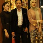 Erra Fazira Instagram - Tuhan je yang tau , jantung berdebar sejak 6 pagi tadi. Sepanjang dalam perjalanan ke lokasi pengambaran masih berdebar debarrr
Hari ini dalam sejarah.,Nak bertemu dengan Idolaku, satu frame dengan idolaku @errafazira dalam #rampascintaku2 @iqiyimalaysia

Satu family ku tau sejak di bangku sekolah, memang nama kak Erra yang ku jerit2 lompat2 setiap kali menonton anugerah di Kaca TV 🥹 peminat setia ni..

Pernah beberapa kali digandingkan untuk fotografi bersama sebelum ni. Tapi tak pernah dapat peluang bekerjasama. Benarlah Rezeki tak pernah salah alamat, lepas 20 tahun berada dalam industri, dijodohkan bersama ratuku didalam satu drama…🥹

Beliau yang masih disegani, masih disayangi ramai, the one and only primadona Erra Fazira. 
Beliau yang kita semua tau…Primadona yang sentiasa senyum dalam apa jua keadaan, tidak pernah berkata yang tidak baik tentang sesiapapun, primadona yang tidak pernah kenal erti penat. 
Primadona yang masih kekal menjadi Ratu Cantik sehingga hari ini…..
MasyaAllah… AURA!!! Takkan pernah hilang
 
Now dah hampir 6 Petang, masih lagi berdebor2 bawah satu bumbung. Doakan agar perasaan gugup ni hilang soon . Sebab banyak scenes dengan Kak Erra untuk drama ni…

I love you kak Erra….
Ratukuuuu 😍

Welcome to our big family #rampascintaku #rampascintaku2 🥹