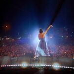Şevval Sam Instagram - Unutulmaz konserlerden biri yine..Karadeniz Ereğlisi.🩵 buradan anlaşılmıyor ama bir düşünsenize 400.000 kişiye konser vermek nasıl inanılmaz bir duygu..🩵🩷🩵🩷🩵
Emeği geçen herkese çok teşekkürler 🎵🤩🌺⭐️💕🧿✌🏽🥰
Elbise : @tarikedizofficial 
Fotoğraflar: @halilguzel 
@kdzereglibeled 🧿