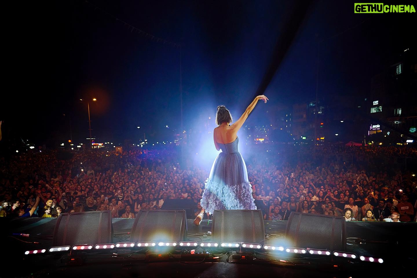 Şevval Sam Instagram - Unutulmaz konserlerden biri yine..Karadeniz Ereğlisi.🩵 buradan anlaşılmıyor ama bir düşünsenize 400.000 kişiye konser vermek nasıl inanılmaz bir duygu..🩵🩷🩵🩷🩵
Emeği geçen herkese çok teşekkürler 🎵🤩🌺⭐️💕🧿✌🏽🥰
Elbise : @tarikedizofficial
Fotoğraflar: @halilguzel
@kdzereglibeled 🧿