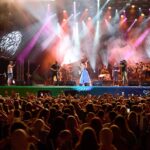 Şevval Sam Instagram - Unutulmaz konserlerden biri yine..Karadeniz Ereğlisi.🩵 buradan anlaşılmıyor ama bir düşünsenize 400.000 kişiye konser vermek nasıl inanılmaz bir duygu..🩵🩷🩵🩷🩵
Emeği geçen herkese çok teşekkürler 🎵🤩🌺⭐️💕🧿✌🏽🥰
Elbise : @tarikedizofficial 
Fotoğraflar: @halilguzel 
@kdzereglibeled 🧿