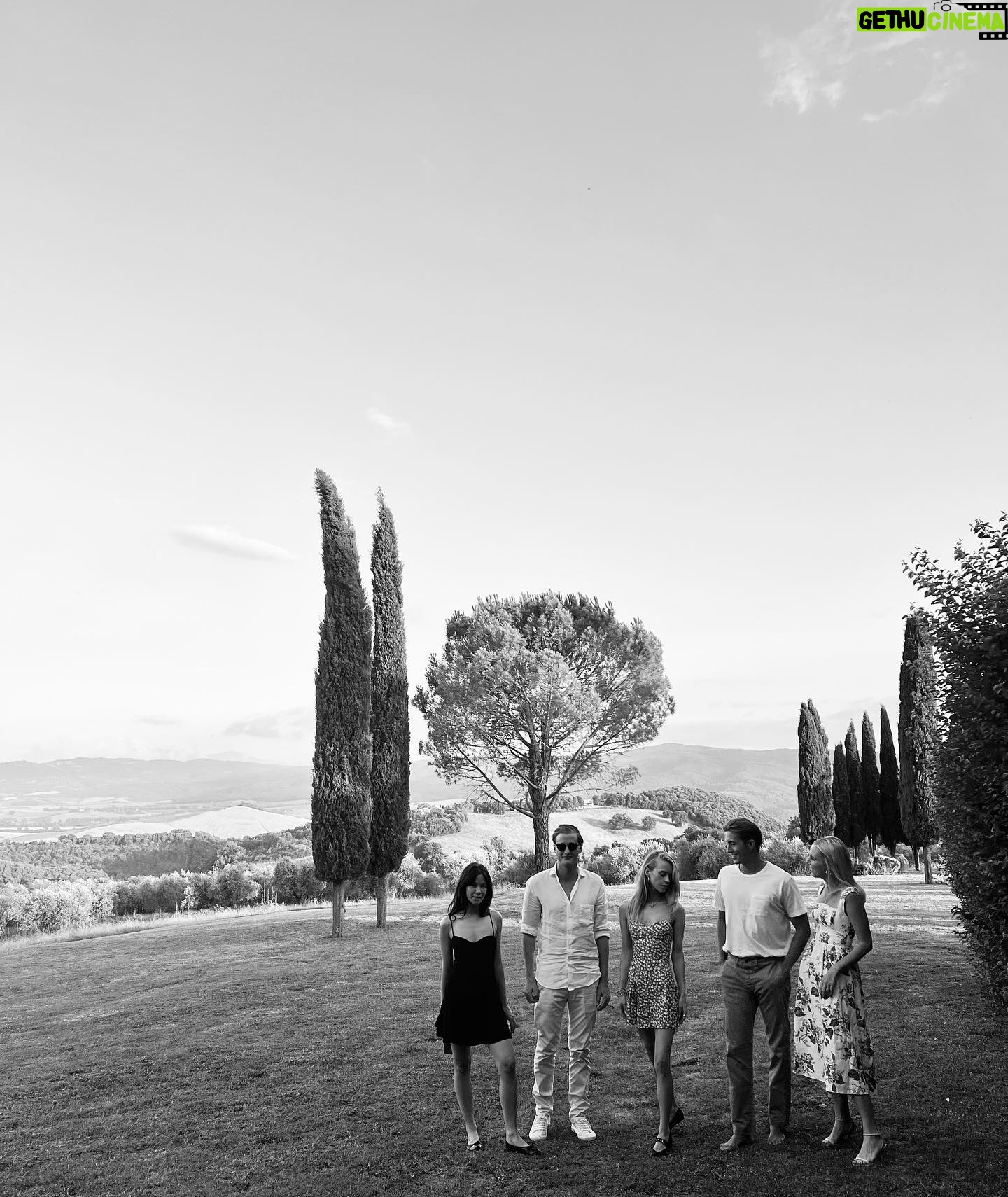 Poppy Delevingne Instagram - Most magical time in Tuscany with @reformation & a few faves… 🇮🇹🍝
TAKE. US. BACK.