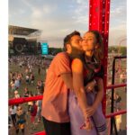 Claudia Salas Instagram - Llevo en el norte tres días en mitad de una montaña rodeada de música en directo y amigos: el plan. Planazo.

Nos ha llovido, ha salido el sol, hemos bailado, me he reído (posiblemente) más de lo que me he reído en lo que va de año.

Lasai (calma); basoa (bosque). Tal cual.
>100beatsxmin.

El sistema de sonido del bbk es otra película.
La energía que hay en el bbk es otra película.
Lo feliz que hemos sido en el bbk es otra película.

Gracias @beefeatergin_es por regalarnos una de las experiencias del año sin duda.
Disfruta de un consumo responsable. 40°

#beefeatergin 
#ad