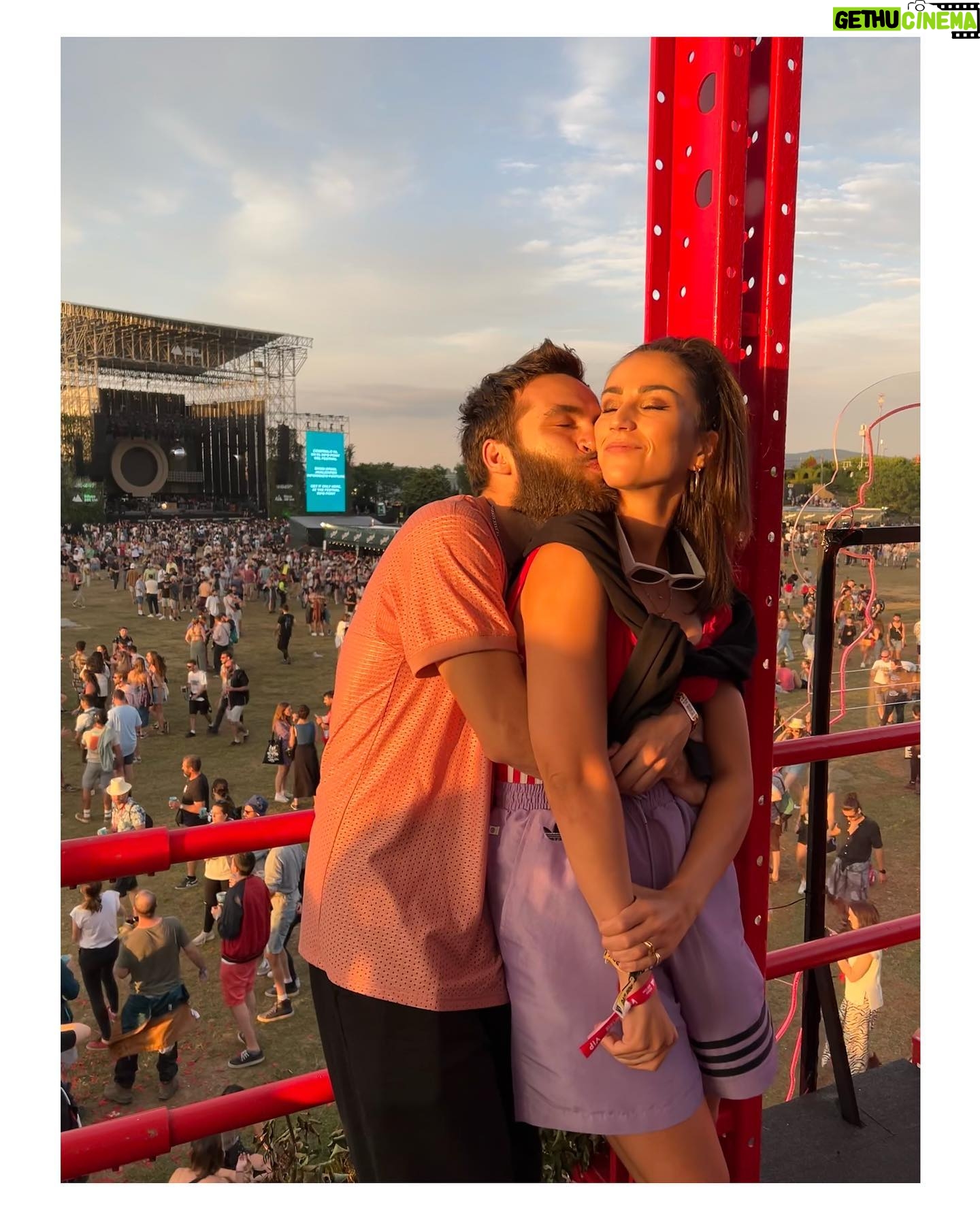 Claudia Salas Instagram - Llevo en el norte tres días en mitad de una montaña rodeada de música en directo y amigos: el plan. Planazo.
Nos ha llovido, ha salido el sol, hemos bailado, me he reído (posiblemente) más de lo que me he reído en lo que va de año.
Lasai (calma); basoa (bosque). Tal cual.
>100beatsxmin.
El sistema de sonido del bbk es otra película.
La energía que hay en el bbk es otra película.
Lo feliz que hemos sido en el bbk es otra película.
Gracias @beefeatergin_es por regalarnos una de las experiencias del año sin duda.
Disfruta de un consumo responsable. 40°
#beefeatergin
#ad
