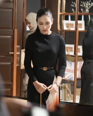 Erra Fazira Instagram - Tuhan je yang tau , jantung berdebar sejak 6 pagi tadi. Sepanjang dalam perjalanan ke lokasi pengambaran masih berdebar debarrr
Hari ini dalam sejarah.,Nak bertemu dengan Idolaku, satu frame dengan idolaku @errafazira dalam #rampascintaku2 @iqiyimalaysia

Satu family ku tau sejak di bangku sekolah, memang nama kak Erra yang ku jerit2 lompat2 setiap kali menonton anugerah di Kaca TV 🥹 peminat setia ni..

Pernah beberapa kali digandingkan untuk fotografi bersama sebelum ni. Tapi tak pernah dapat peluang bekerjasama. Benarlah Rezeki tak pernah salah alamat, lepas 20 tahun berada dalam industri, dijodohkan bersama ratuku didalam satu drama…🥹

Beliau yang masih disegani, masih disayangi ramai, the one and only primadona Erra Fazira. 
Beliau yang kita semua tau…Primadona yang sentiasa senyum dalam apa jua keadaan, tidak pernah berkata yang tidak baik tentang sesiapapun, primadona yang tidak pernah kenal erti penat. 
Primadona yang masih kekal menjadi Ratu Cantik sehingga hari ini…..
MasyaAllah… AURA!!! Takkan pernah hilang
 
Now dah hampir 6 Petang, masih lagi berdebor2 bawah satu bumbung. Doakan agar perasaan gugup ni hilang soon . Sebab banyak scenes dengan Kak Erra untuk drama ni…

I love you kak Erra….
Ratukuuuu 😍

Welcome to our big family #rampascintaku #rampascintaku2 🥹